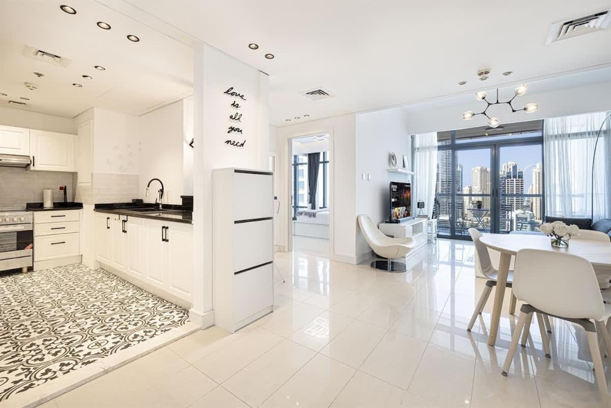Chic 1br With Stunning Views