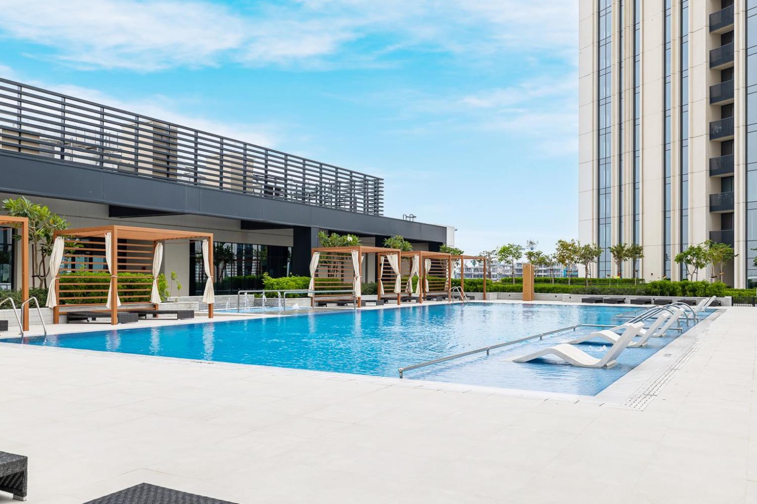 Modern On 33rd Floor In Creek Apartment