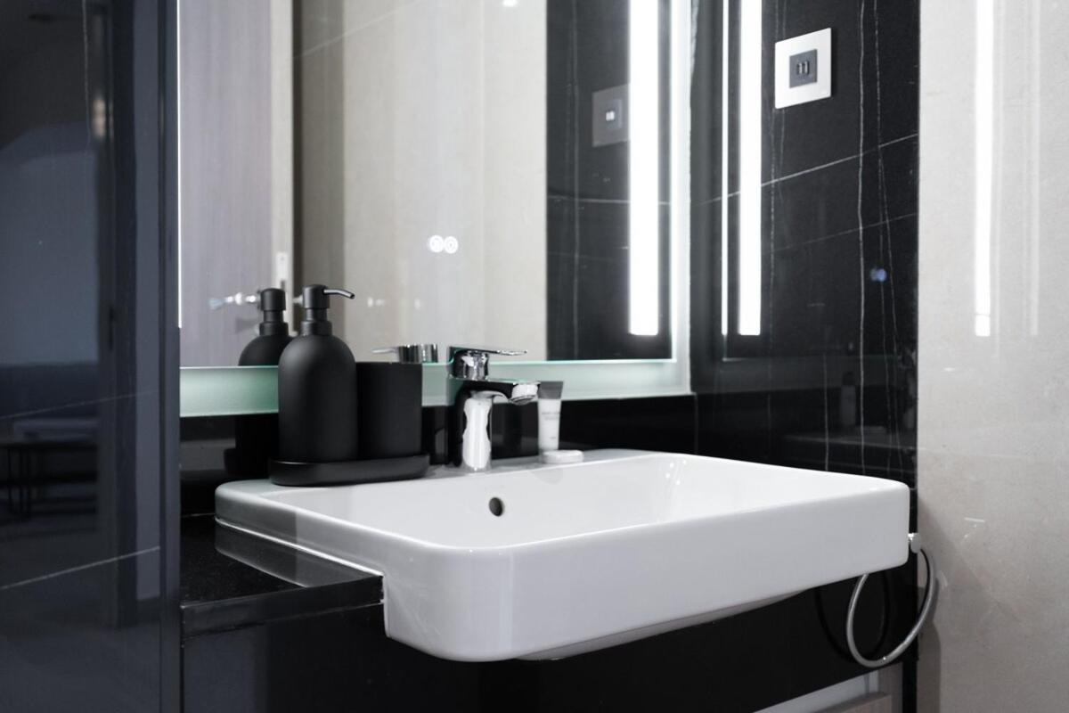 Spacious 2 Bedroom In Jumeirah Towers Modern Comfort In A Prime Location Apartment *