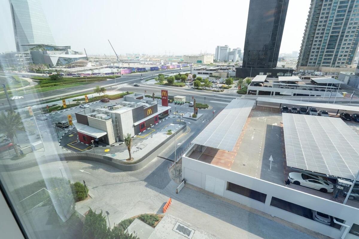Spacious 2 Bedroom In Jumeirah Towers Modern Comfort In A Prime Location