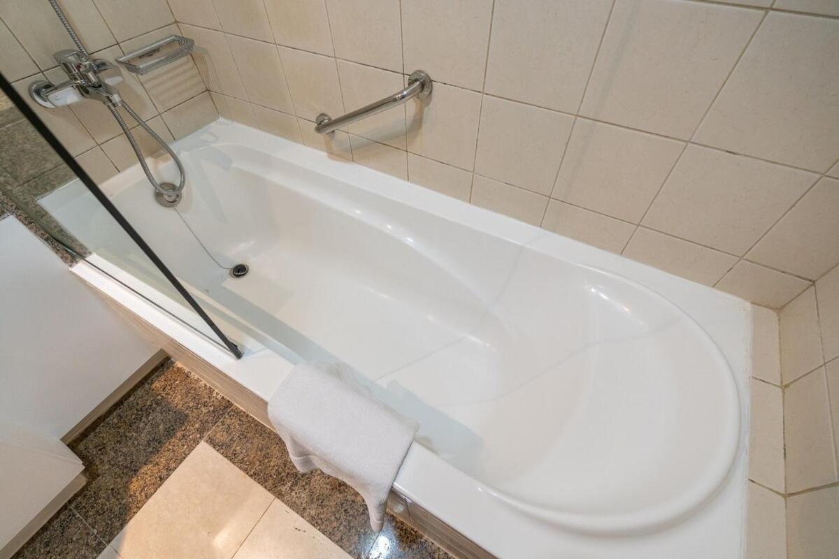 Charming Studio Apartment, With Easy Beach Access In Marina *
