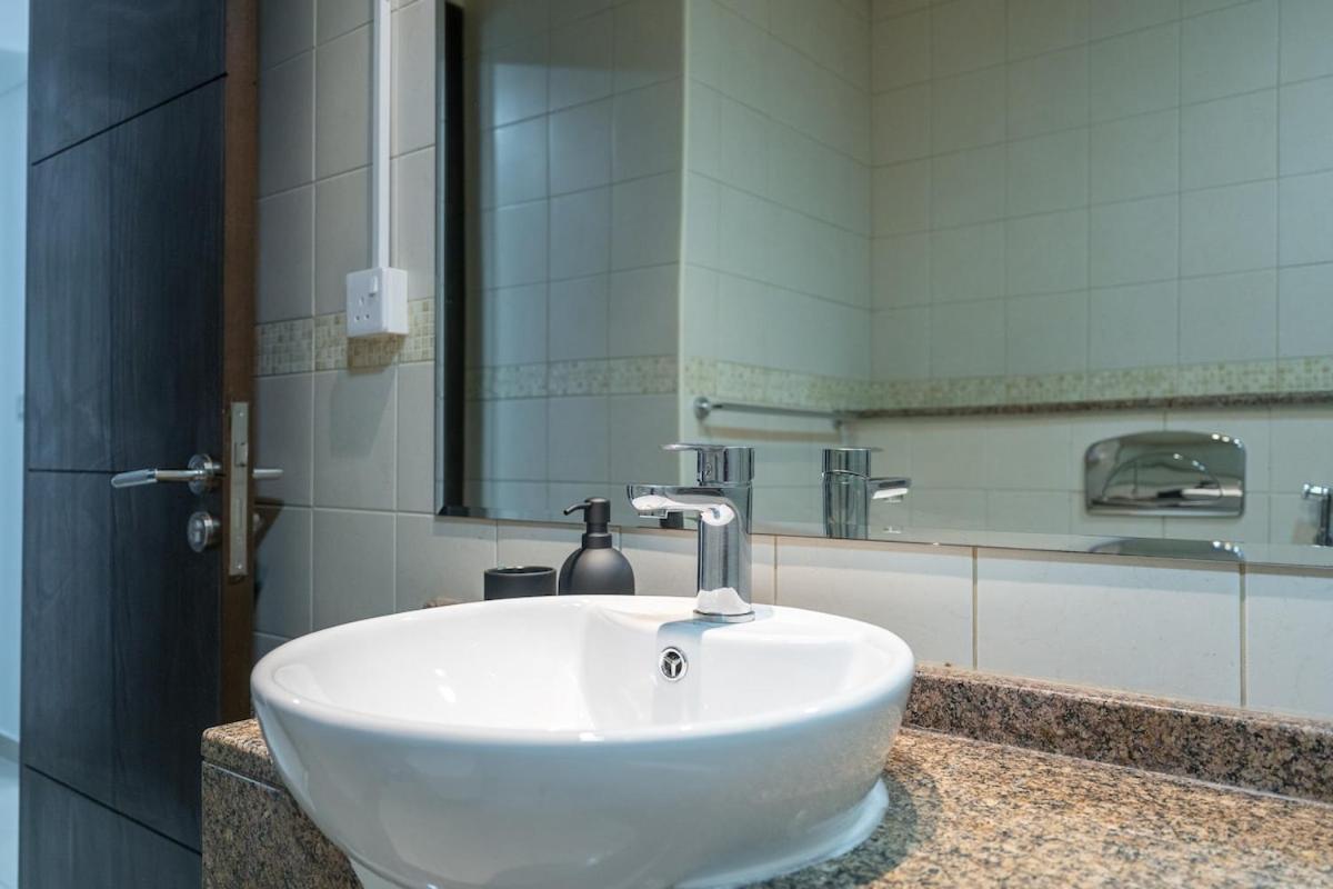 Charming Studio Apartment, With Easy Beach Access In Marina *
