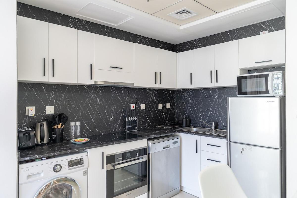Apartment Charming Studio Apartment, With Easy Beach Access In Marina *