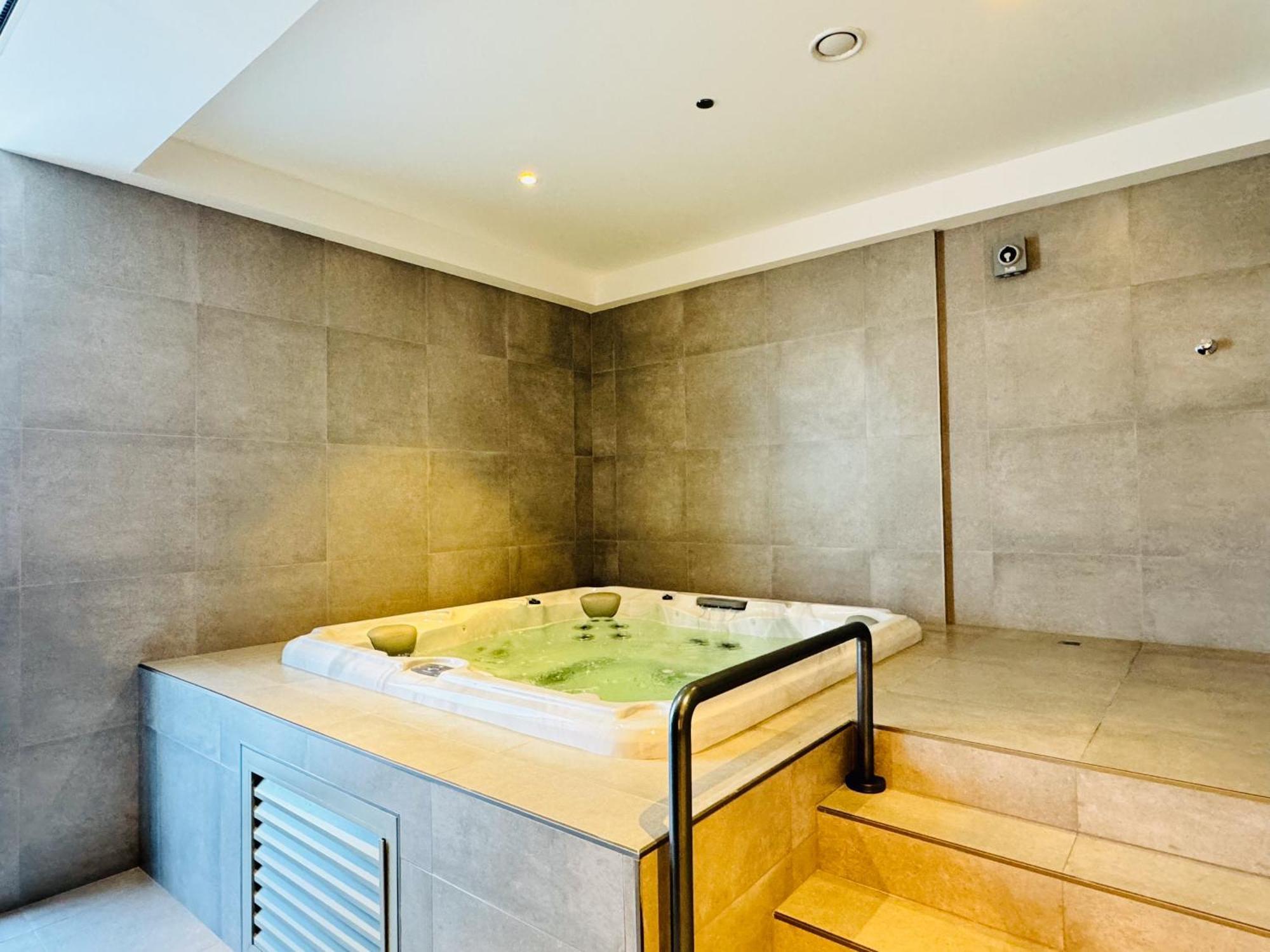 Apartment The Ivy Tower-1br Urban Elegance In Jvt