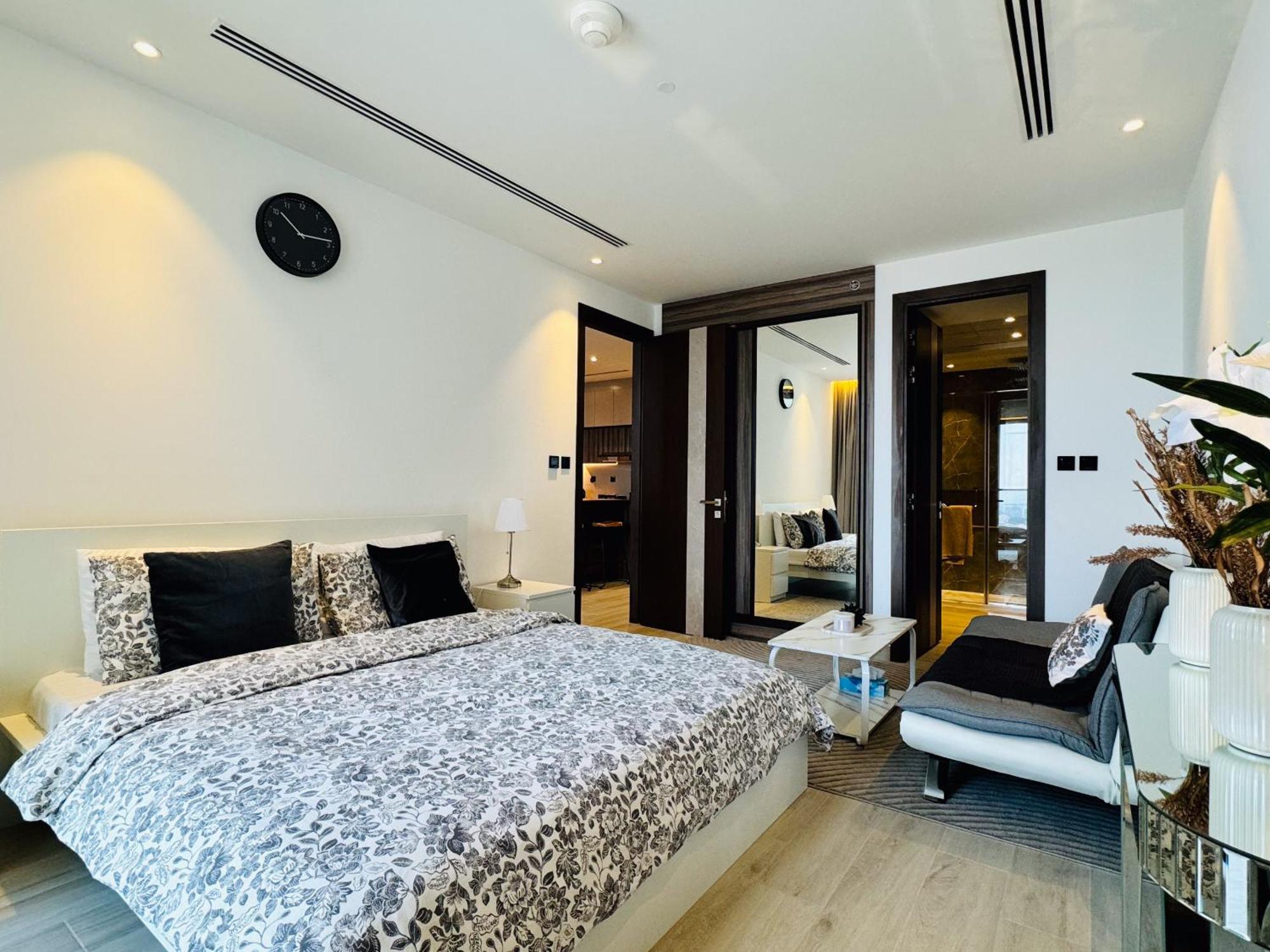 The Ivy Tower-1br Urban Elegance In Jvt *