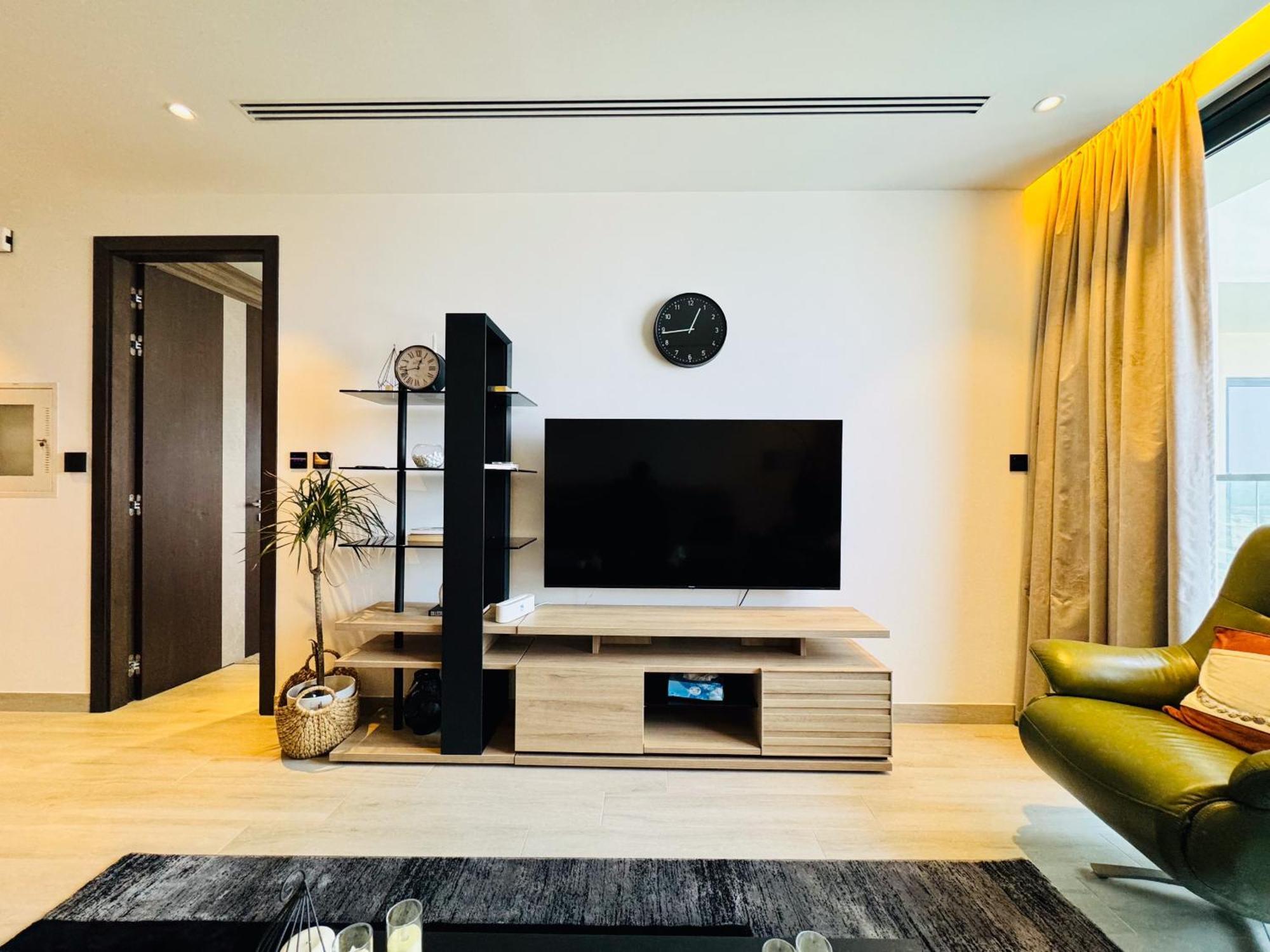 The Ivy Tower-1br Urban Elegance In Jvt Apartment