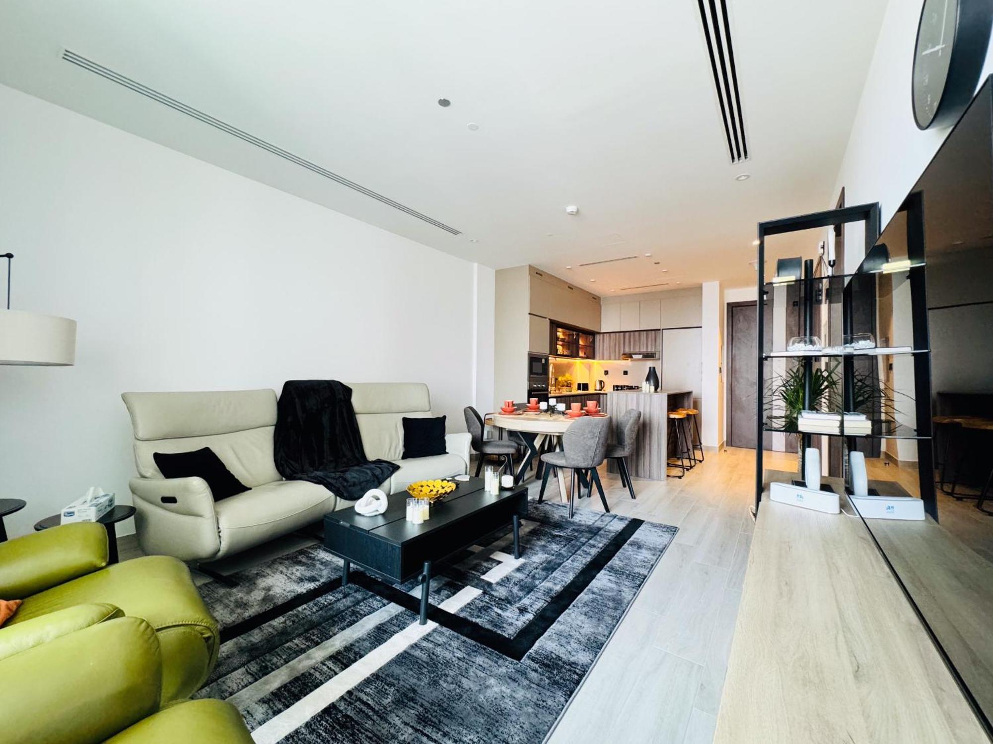 The Ivy Tower-1br Urban Elegance In Jvt Apartment