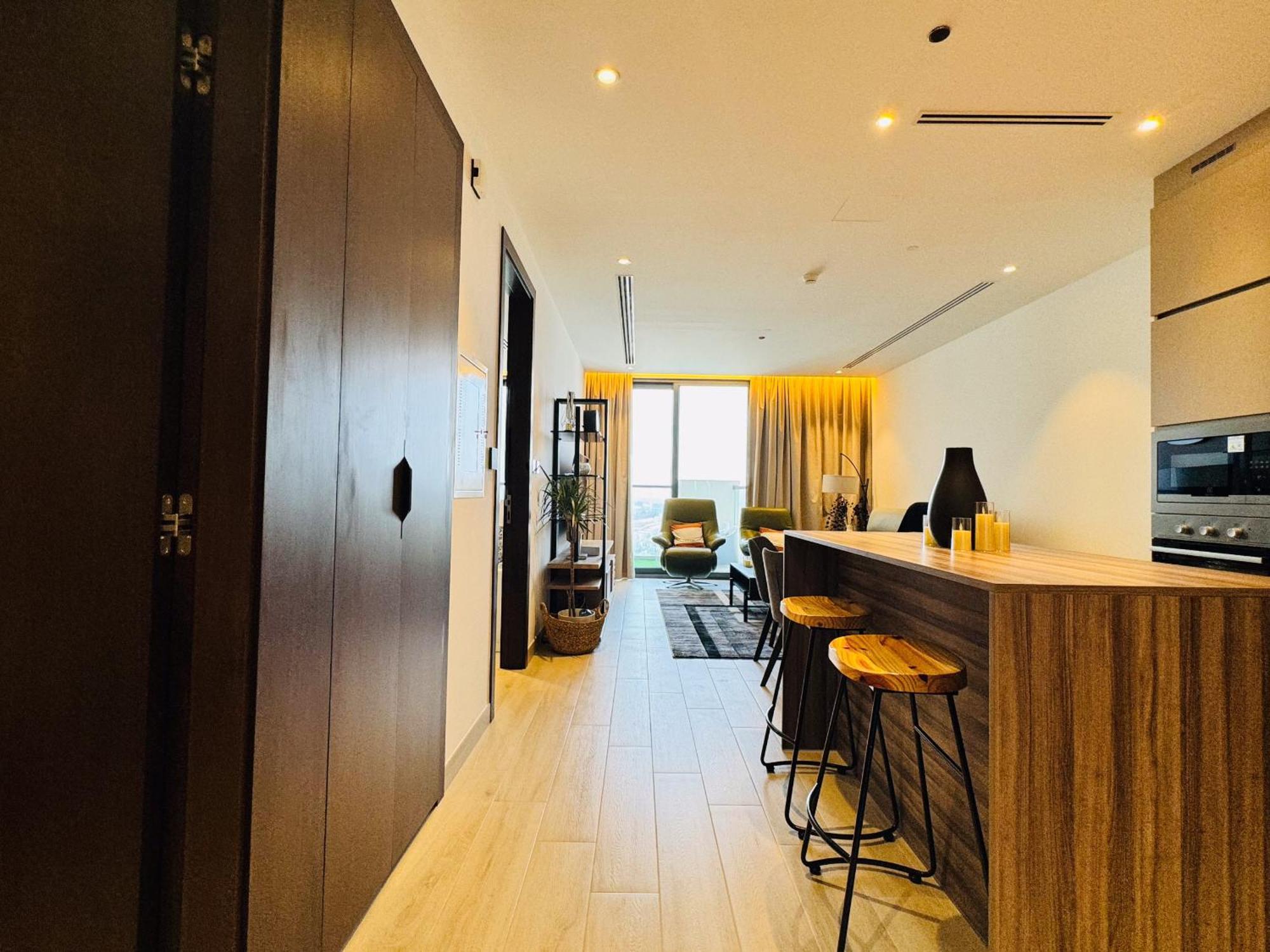 The Ivy Tower-1br Urban Elegance In Jvt