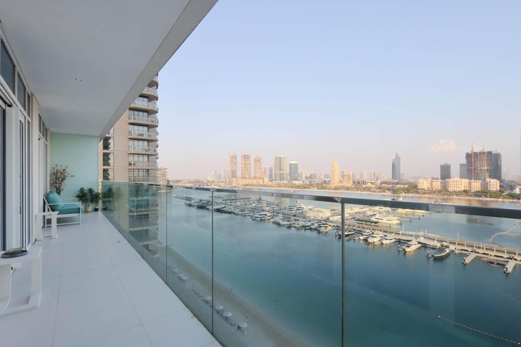 Livbnb - 2Br With Stunning Views, Beachfront Living Apartment