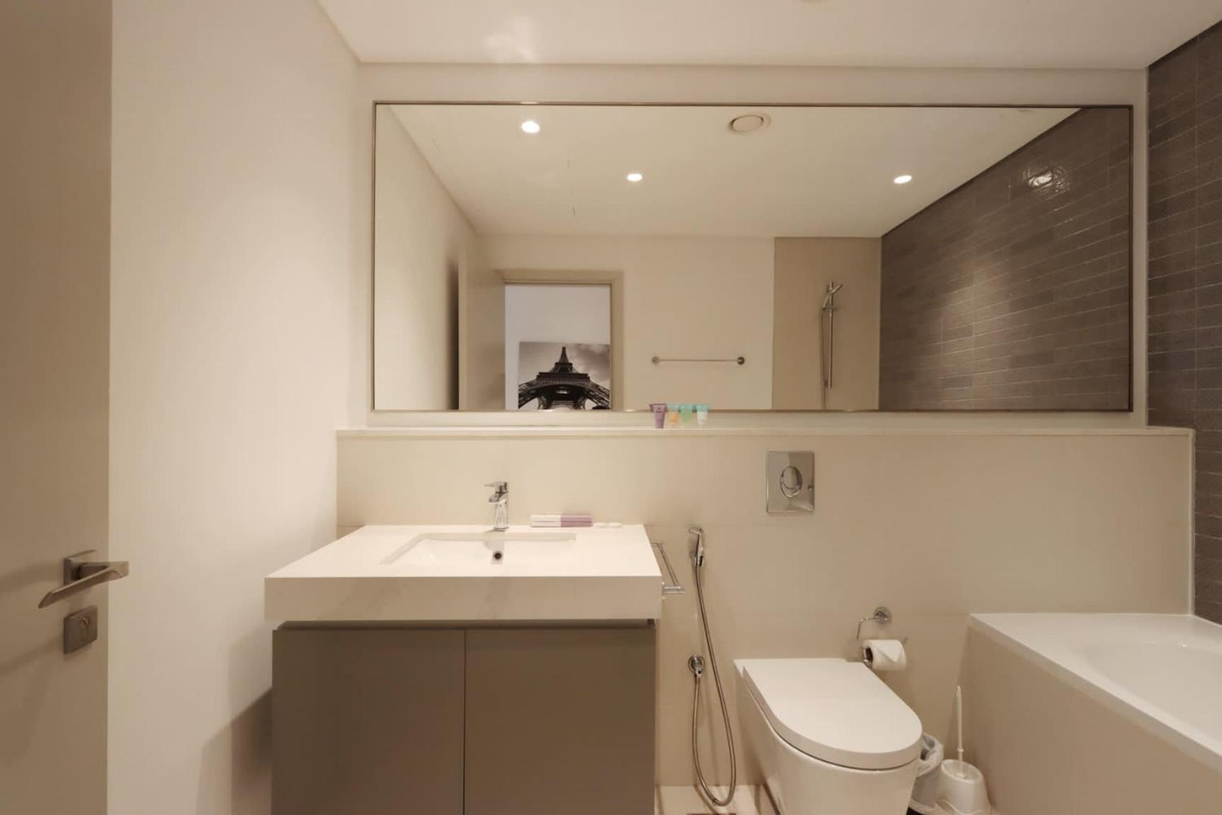 Apartment Livbnb - 2Br With Stunning Views, Beachfront Living