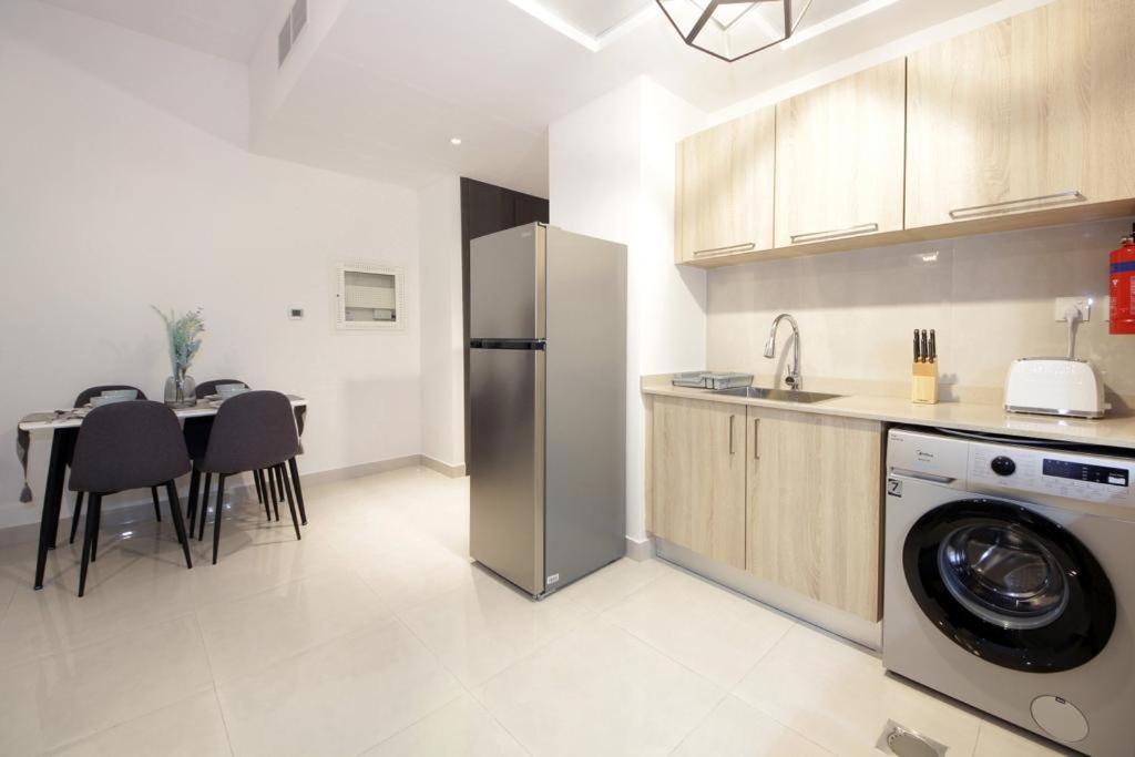 Cozy In Ag Tower With Canal View Apartment *