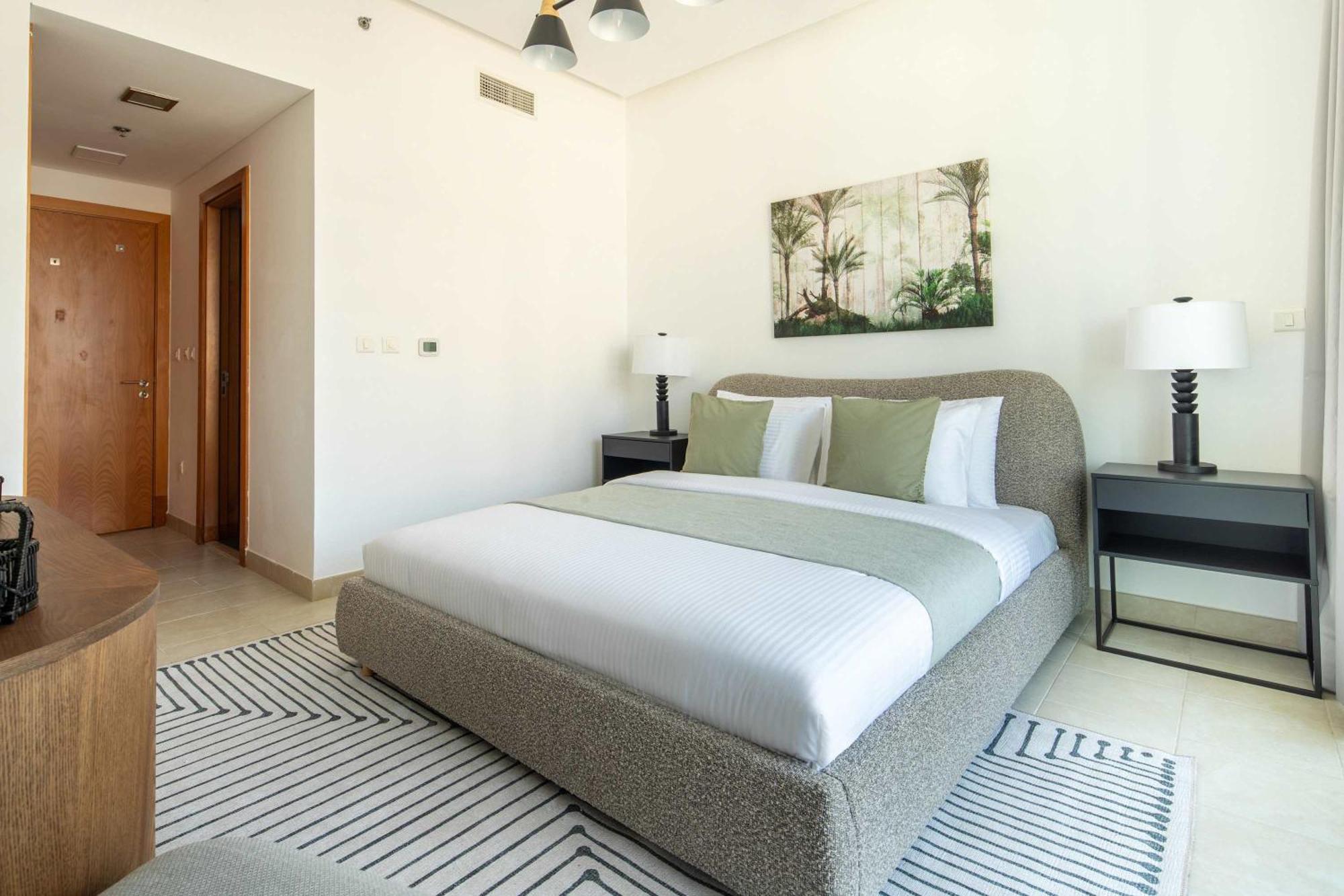 Frank Porter - Madina Tower Apartment