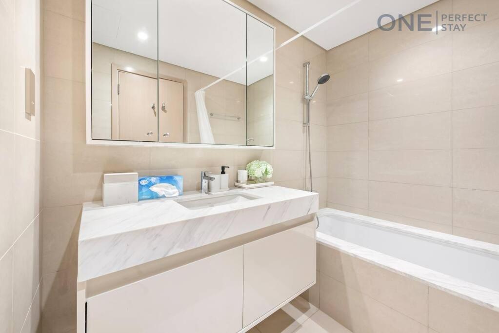 Astonishing 3br Burj Khalifa And Fountain View With Pool And Gym Apartment Dubai