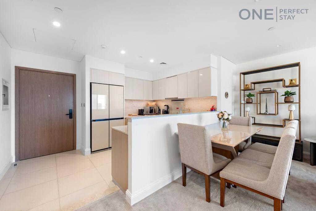 Astonishing 3br Burj Khalifa And Fountain View With Pool And Gym Apartment