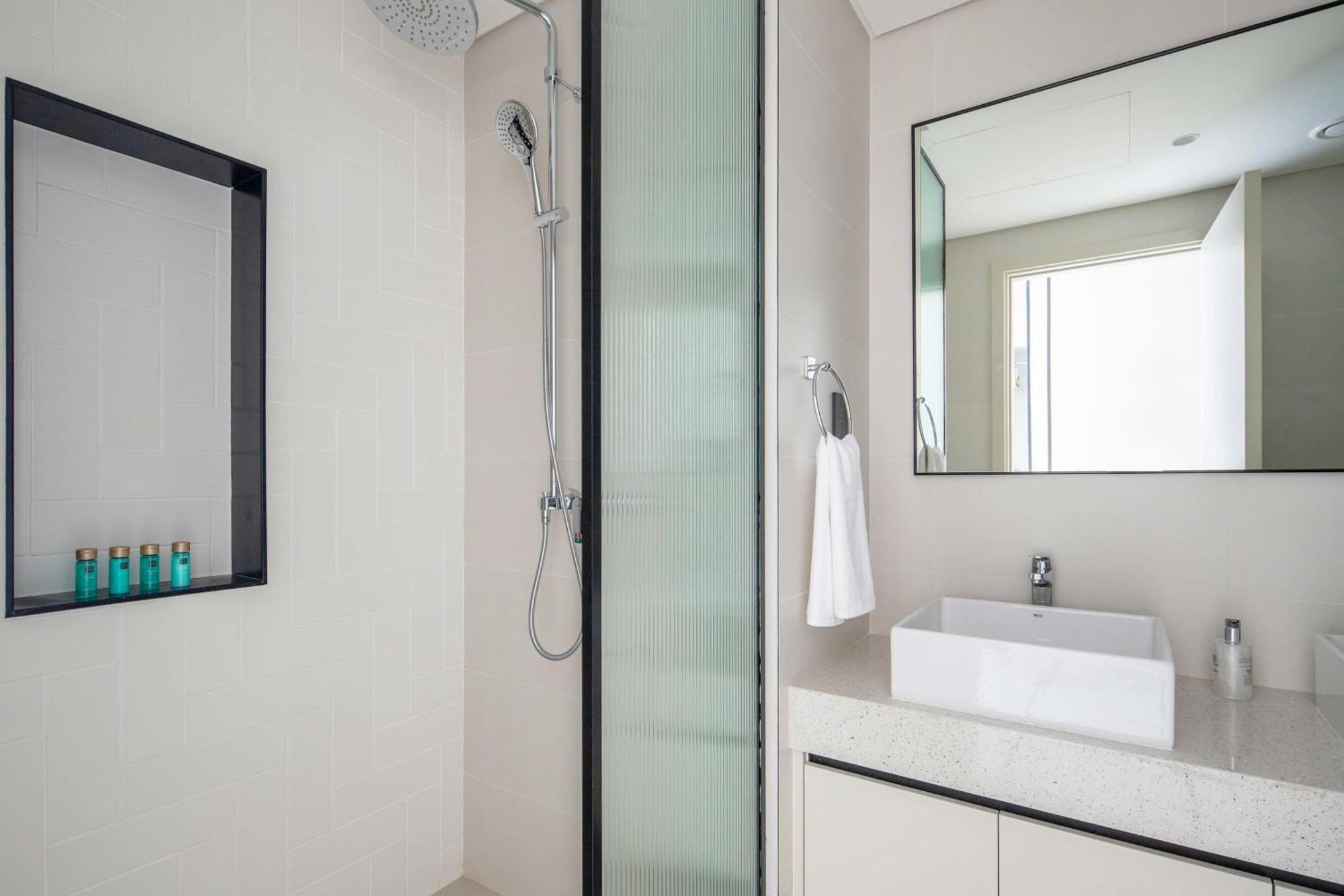 Frank Porter - Marina Vista Tower 2 Apartment *