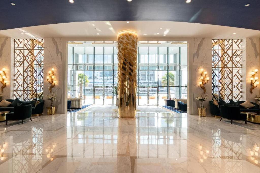 Chic With Balcony - Canal Bay & Pool Views * Dubai