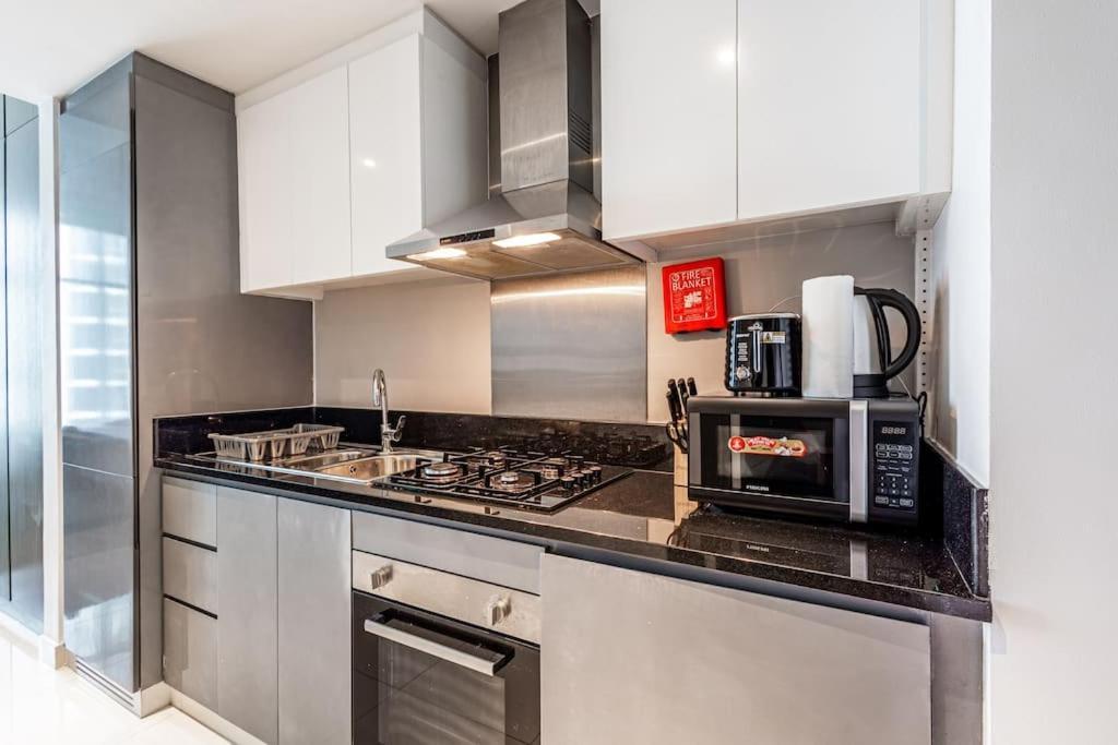 Apartment Chic With Balcony - Canal Bay & Pool Views *