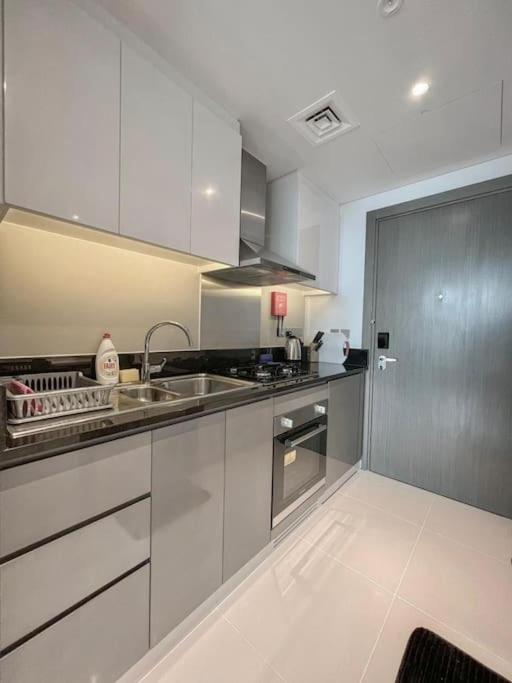 Chic With Balcony - Canal Bay & Pool Views Apartment *