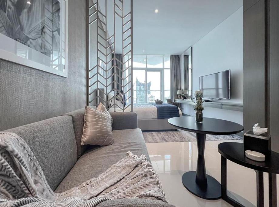 Chic With Balcony - Canal Bay & Pool Views Apartment Dubai