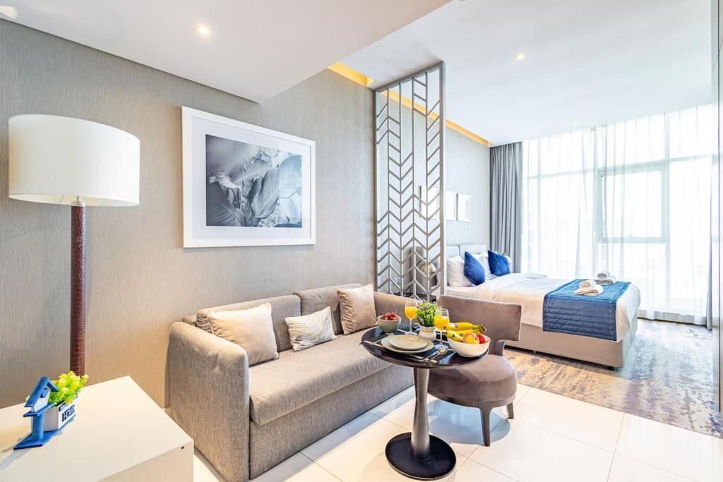 Chic With Balcony - Canal Bay & Pool Views * Dubai