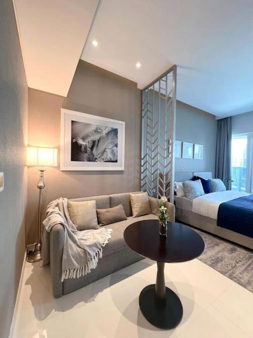 Chic With Balcony - Canal Bay & Pool Views Apartment