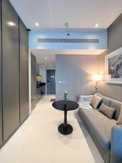 Apartment Chic With Balcony - Canal Bay & Pool Views