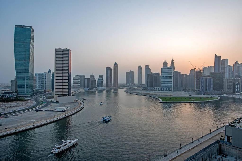 Chic With Balcony - Canal Bay & Pool Views Apartment Dubai
