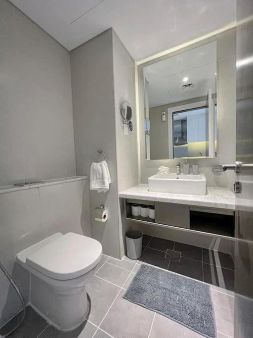 Chic With Balcony - Canal Bay & Pool Views Apartment Dubai