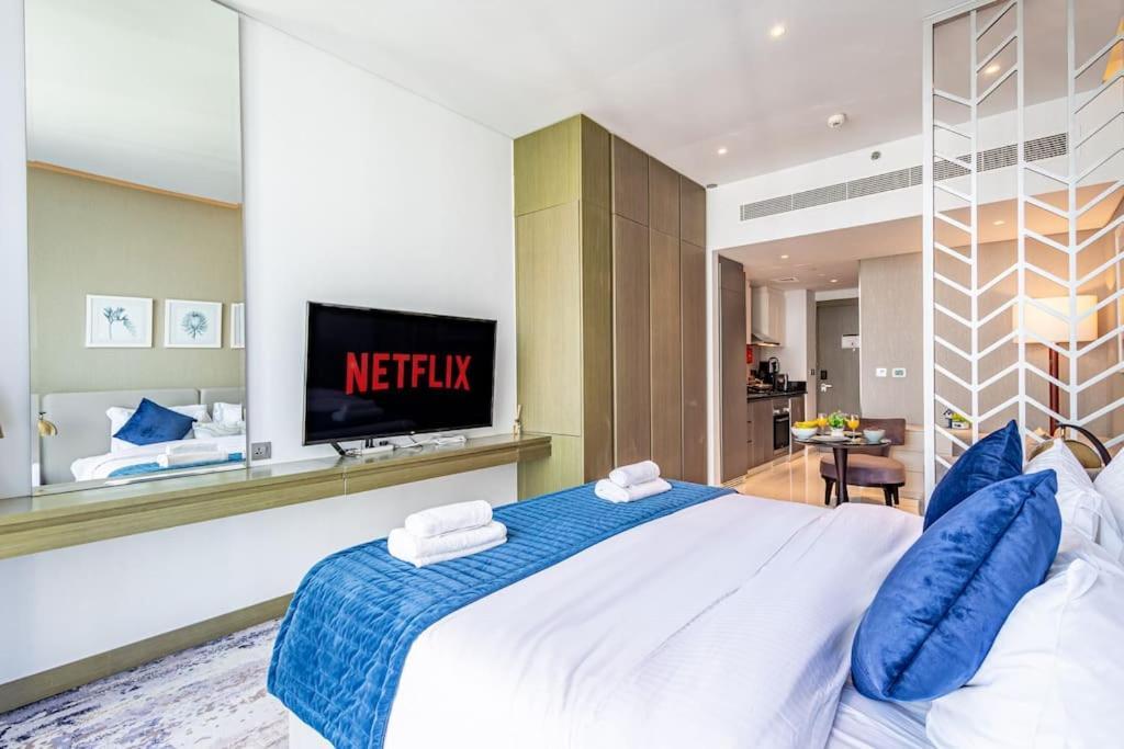 Apartment Chic With Balcony - Canal Bay & Pool Views Dubai