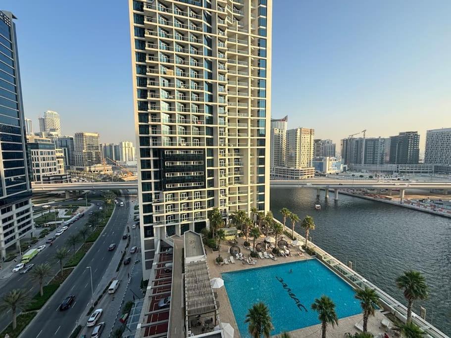 Chic With Balcony - Canal Bay & Pool Views Dubai