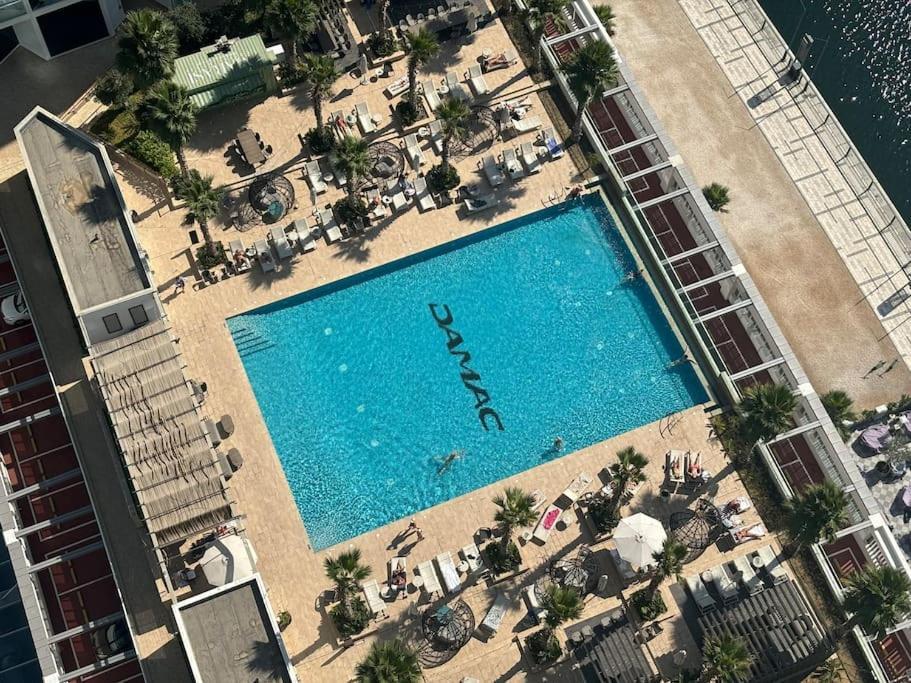 Chic With Balcony - Canal Bay & Pool Views * Dubai