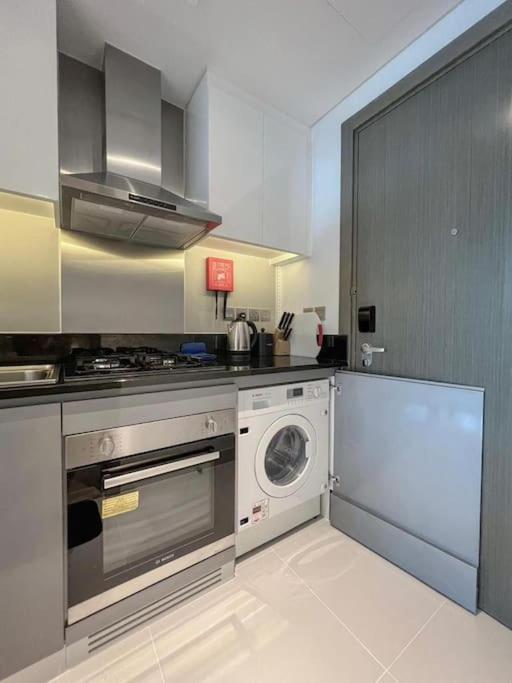 Apartment Chic With Balcony - Canal Bay & Pool Views *