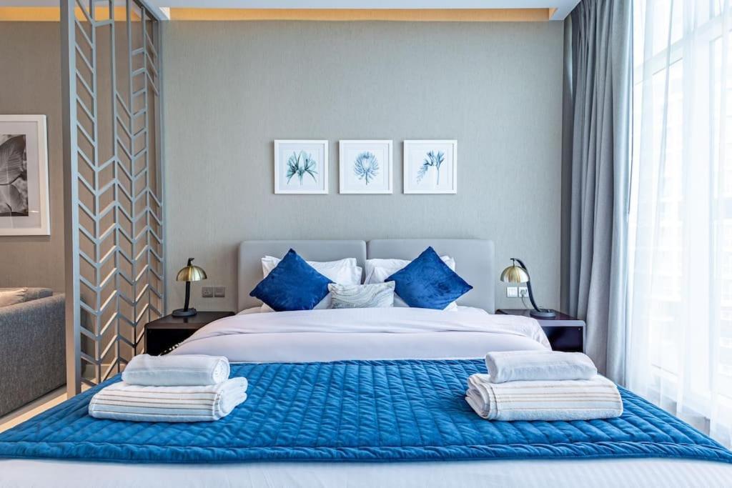 Chic With Balcony - Canal Bay & Pool Views Apartment