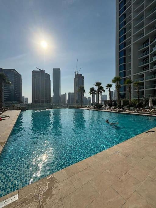 Apartment Chic With Balcony - Canal Bay & Pool Views