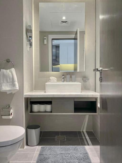 Chic With Balcony - Canal Bay & Pool Views Apartment *