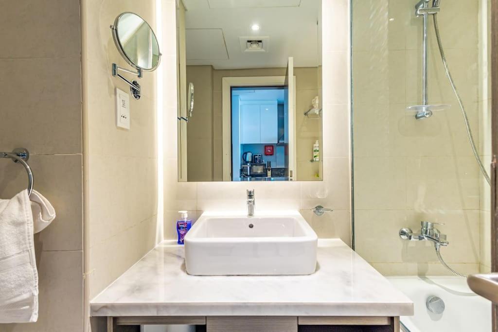 Chic With Balcony - Canal Bay & Pool Views Apartment Dubai