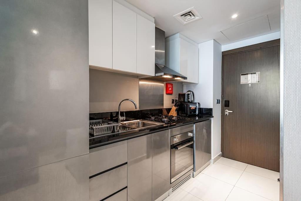 Chic With Balcony - Canal Bay & Pool Views Apartment Dubai