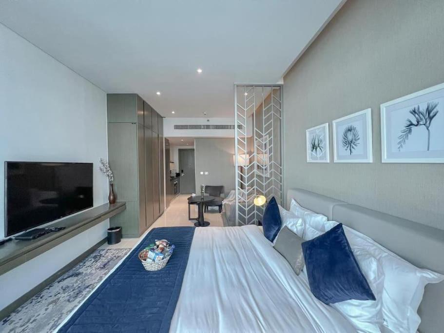 Chic With Balcony - Canal Bay & Pool Views