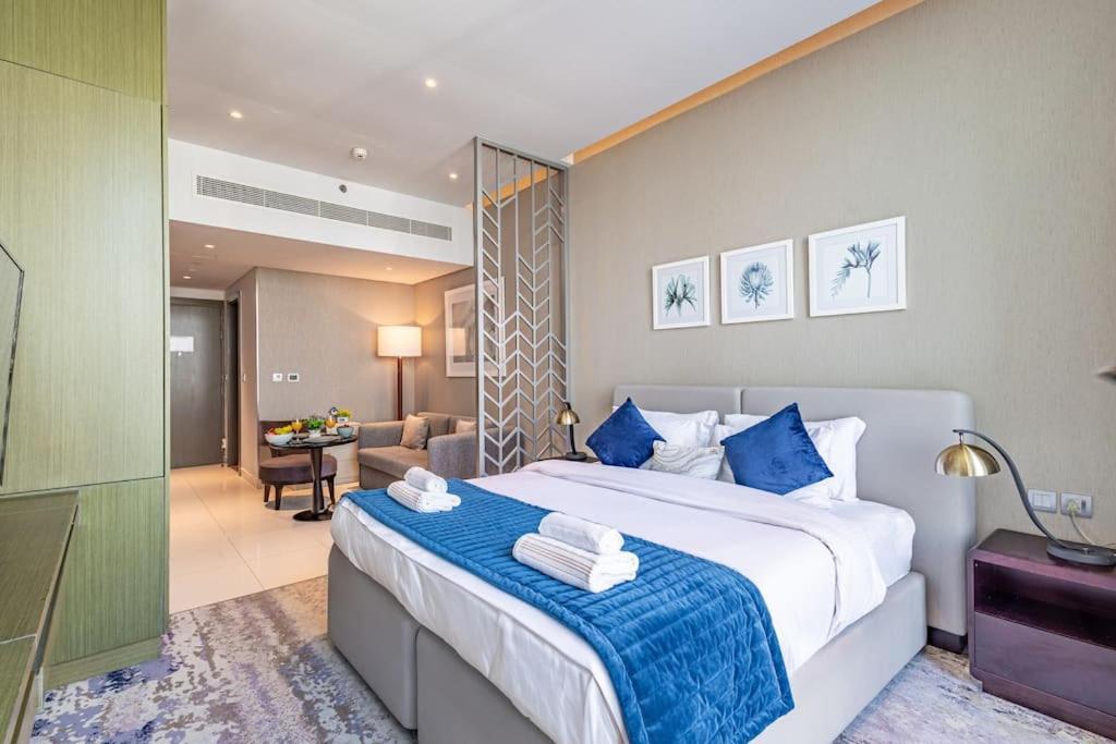 Chic With Balcony - Canal Bay & Pool Views Dubai