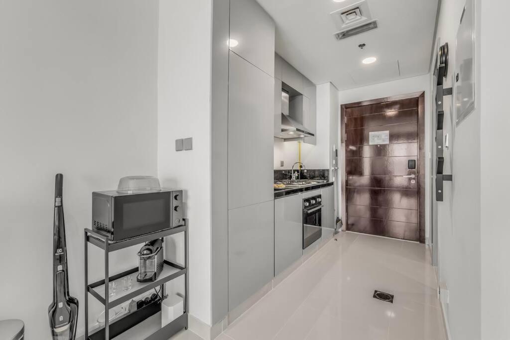 Apartment Waves - Stylish With Balcony In South *