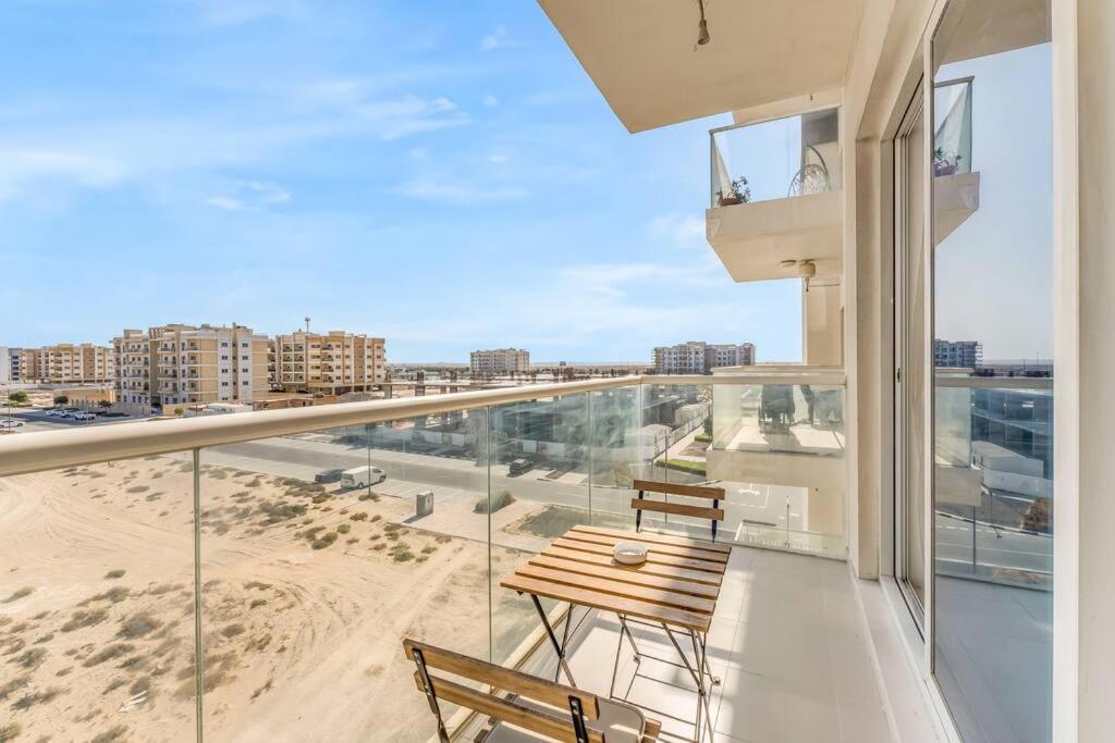 Waves - Stylish With Balcony In South *