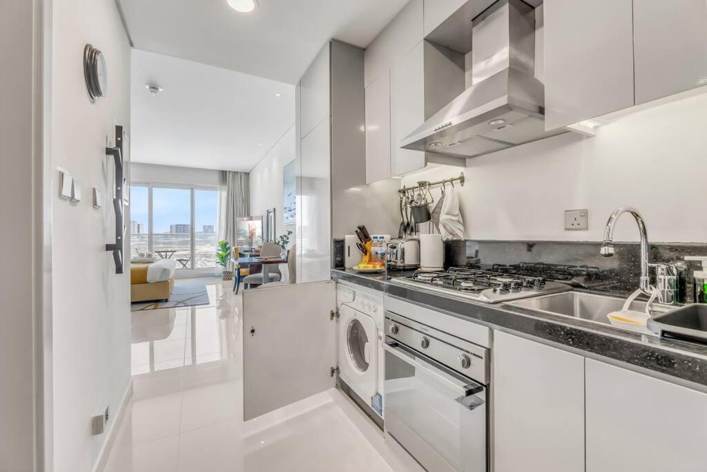 Waves - Stylish With Balcony In South Apartment