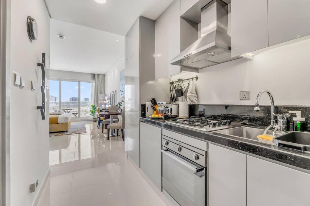 Apartment Waves - Stylish With Balcony In South