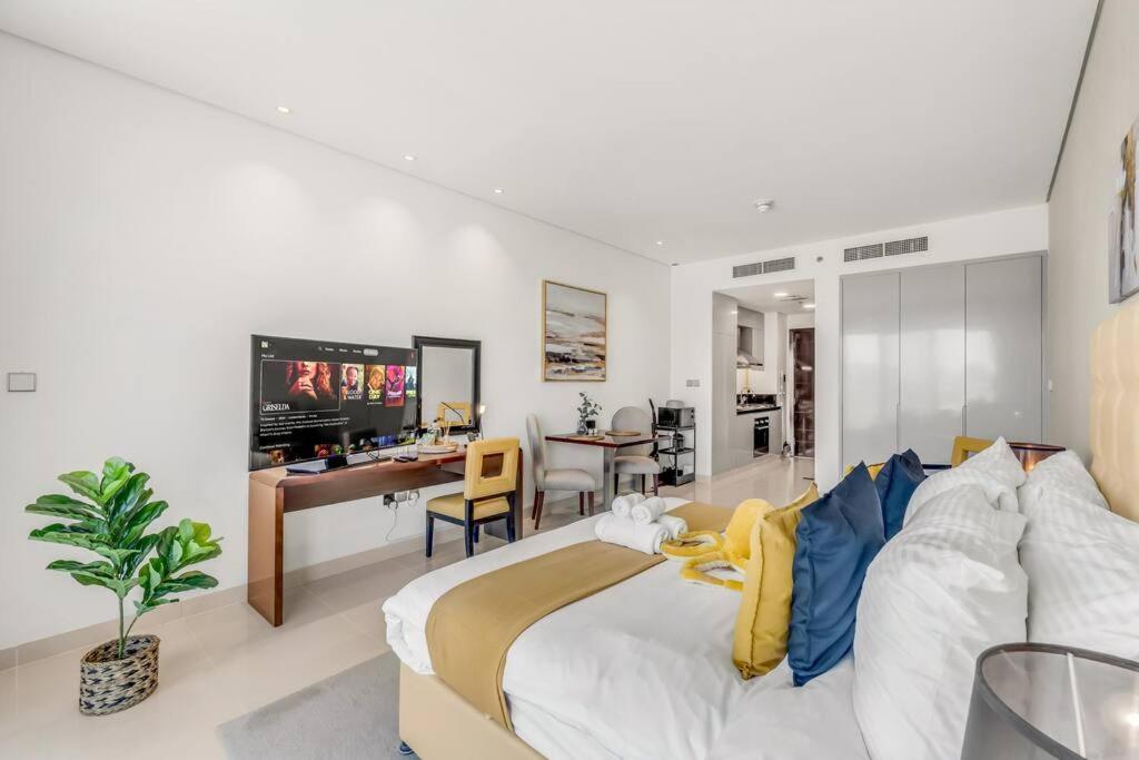 Apartment Waves - Stylish With Balcony In South *