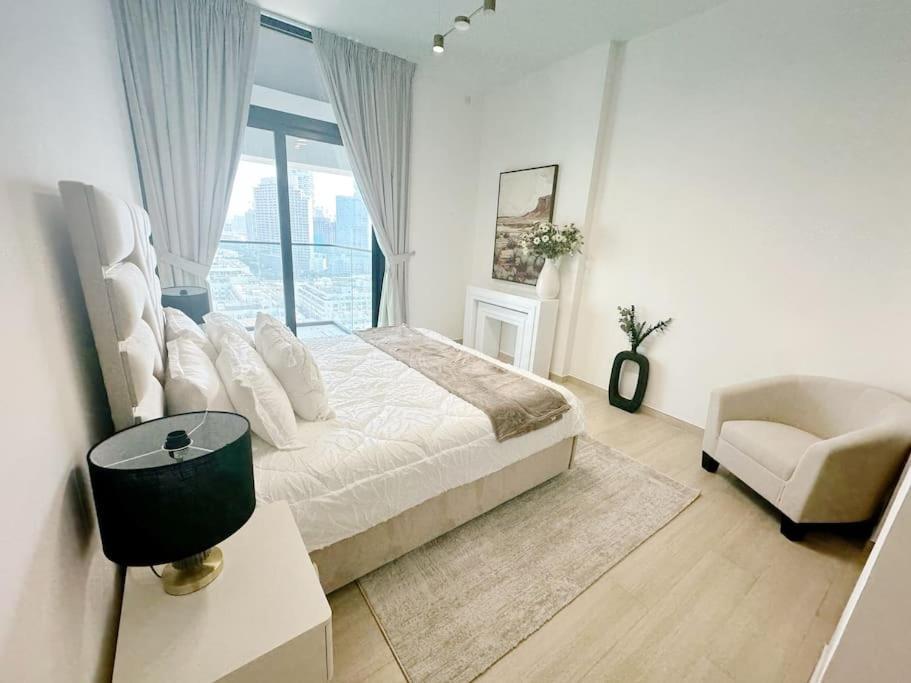 Apartment Luxury Apartment, Prime Location New And Stylish