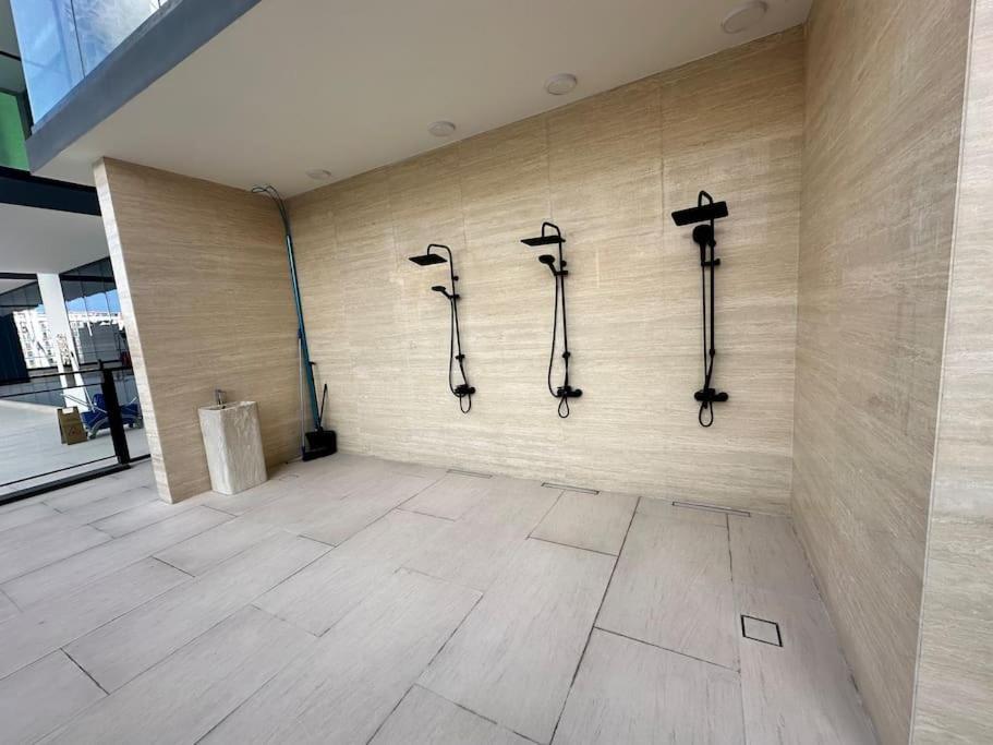 Apartment Luxury Apartment, Prime Location New And Stylish