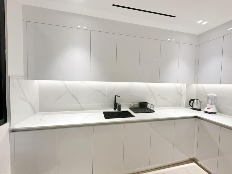Luxury Apartment, Prime Location New And Stylish Apartment *