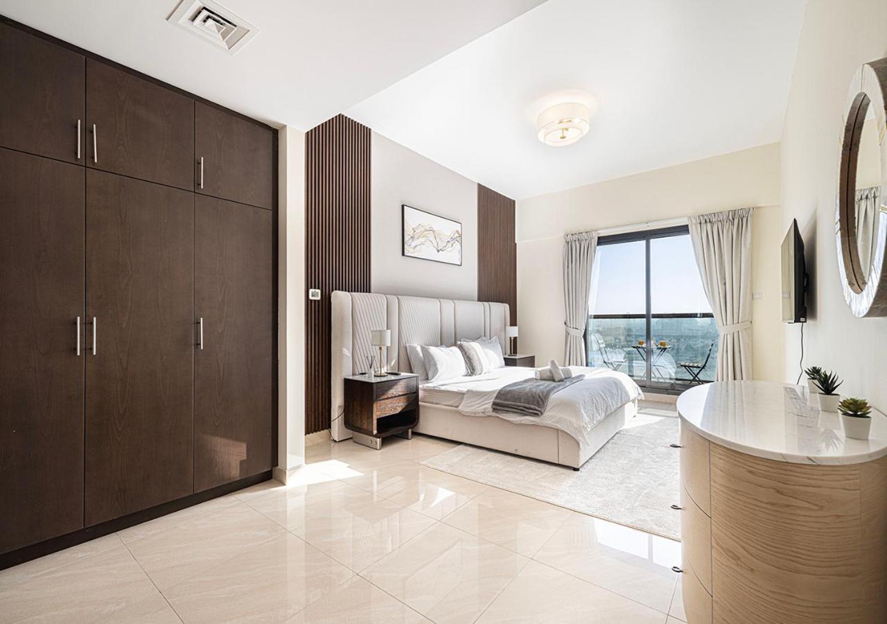Elegant 1-bed Waterfront Living Holiday home Dubai