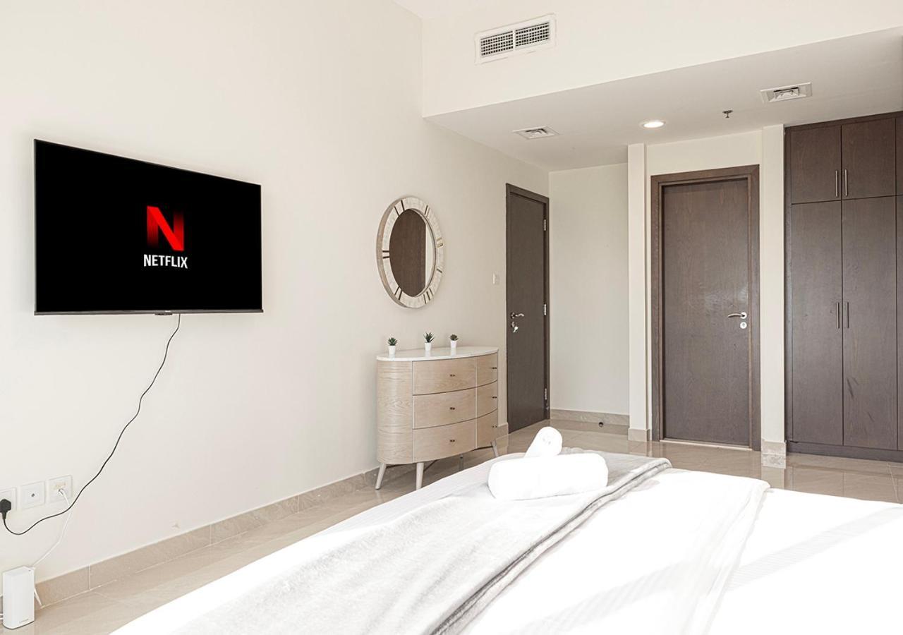 Elegant 1-bed Waterfront Living Holiday home Dubai