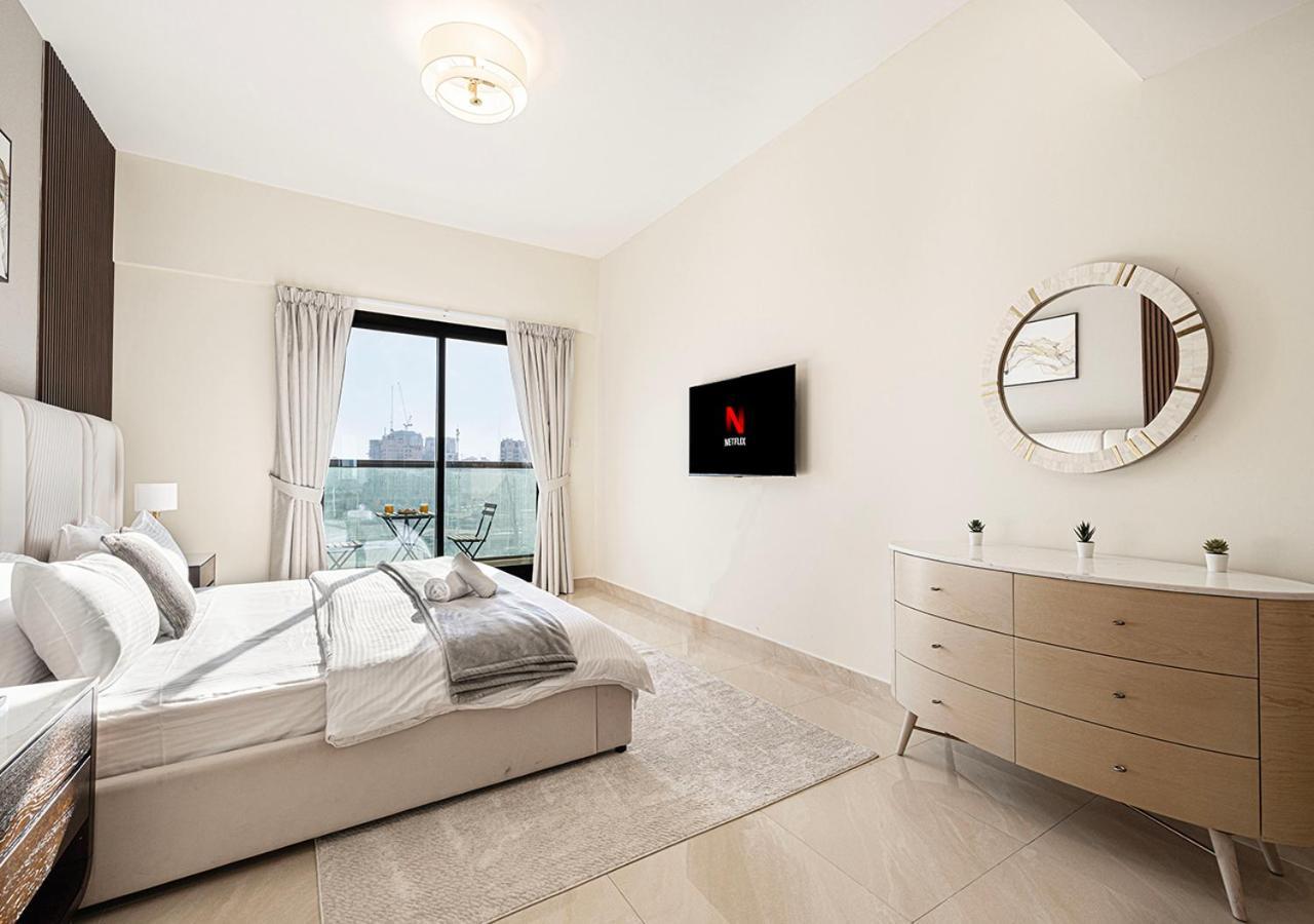 Elegant 1-bed Waterfront Living *